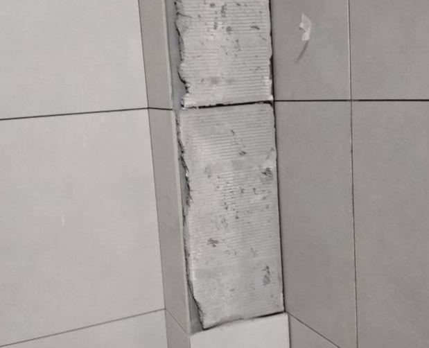 徐州瓷砖空鼓维修公司分享下瓷砖施工前基层浇水润湿程度不足，可能导致以下问题