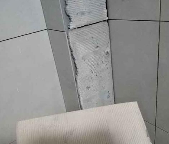 徐州瓷砖空鼓维修公司分享下厨房瓷砖脱落的补救措施。